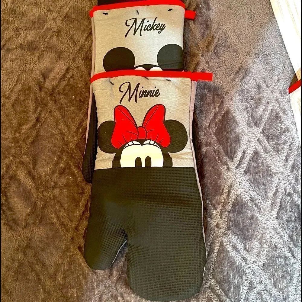 Disney Mickey & Minnie 2 pk heat resistant mitts